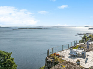 Sjelden anledning - Spektakulær eiendom med storslått utsikt over Oslofjorden | Tomt på 2,2 mål | Trippelgarasje |