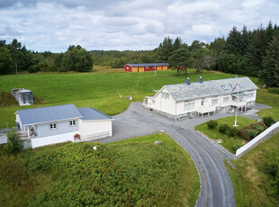 Småbruk - vertikaldelt halvpart med carport, redskapshus, lagerbygg og naust med egen brygge