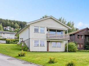 Søndre Egge - Enebolig i rekke med flott beliggenhet. 3 sov. Carport.