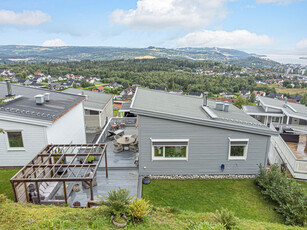 Tiltalende enebolig over to plan - 3 soverom - stor terrasse og uteplass - fantastisk utsikt. Carport - stor utebod.