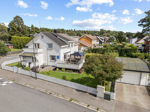 Velholdt part av tomannsbolig på pen hjørnetomt - Garasje- Stor solrik terrasse