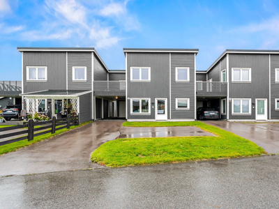 Enebolig i kjede m/terrasser, inngjerdet hage og carport m/elbillader. Loftstue, 2 bad, 3 soverom. Barnevennlig område.