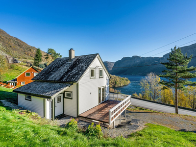 Enebolig med garasje og flott utsikt over Stordalsvatnet.