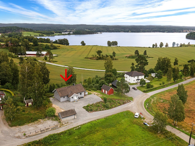 Herlig plass med landlig og idyllisk beliggenhet i liten boliggrend - Kort vei til Rødenessjøen og bademuligheter