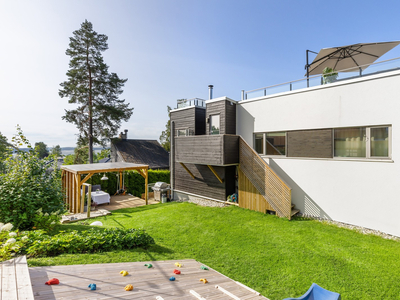 Innholdsrik enebolig med fantastisk takterrasse - Sjøutsikt og gode solforhold - Dobbeltgarasje - Hybel m. egen inngang