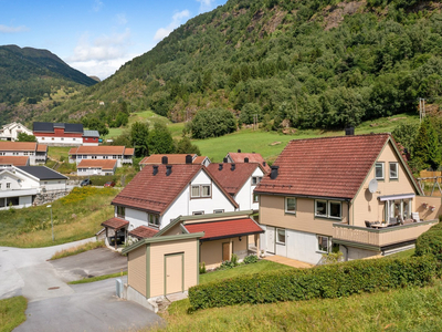 NY PRIS! Velhalden einebustad med fin beliggenheit i Sandviksfeltet med fin utsikt og gode solforhold.