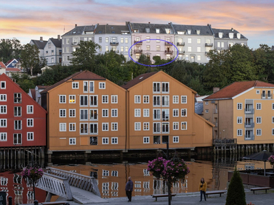 NYDELIG KLASSISK BYGÅRDSLEILIGHET M/FANTASTISK UTSIKT OVER BYEN. Utgang til hage fra kjøkken. P-plass.