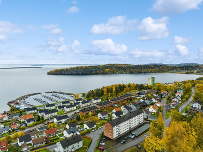 Pen 2-roms leilighet i 3 etg. med fantastisk sjøutsikt og innglasset balkong med gangavstand til Holmestrand sentrum