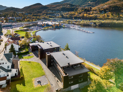 Pen 4-roms leilighet m/livsløpsstandard, fantastisk utsikt, solrik balkong og garasjeplass. Øyrane Torg og tog like ved.