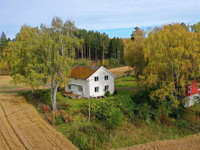 Småbruk - landlig og koselig eiendom i Tingelstad - låve/uthus på 128 kvm fra 2011 - tomt på 15 dekar - oppussingsbehov