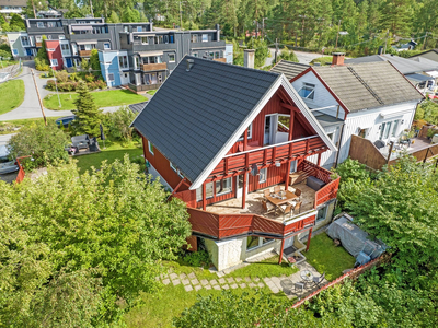 1/2 av tomannsbolig o/3 plan | Skjermet & privat hage | Terrasse & balkong | Carport | Barnevennlig m/nærhet til marka!