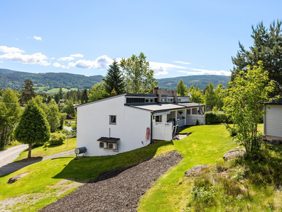 Attraktiv 1/2 part av vertikaldelt tomannnsbolig | Romslig solrik hage på en høyde | Terrasse | Garasje | Nær turterreng