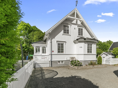 Borgheim - Idyllisk Villa m/ frodig og solrik hage. Glasert takstein, Kvänum-kjøkken. Kort vei til skole, butikker m. m.