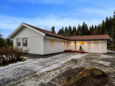 Bruåsen - Innholdsrik og betydelig påkostet bolig med alt på en flate. 4 soverom. Garasje.