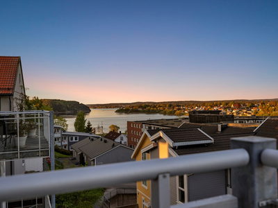 Delikat 3-roms topp- og endeleilighet - Balkong og terrasse - Nydelig utsikt - P-plass - Heis - 2 bad - Sentrumsnært!