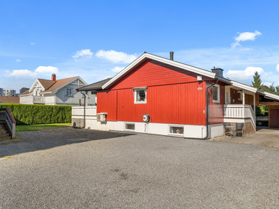 Enebolig 700 meter fra Lillestrøm sentrum. Ikke godkjent hybel i kjelleren, carport, velstelt hage og solfylt terrasse.