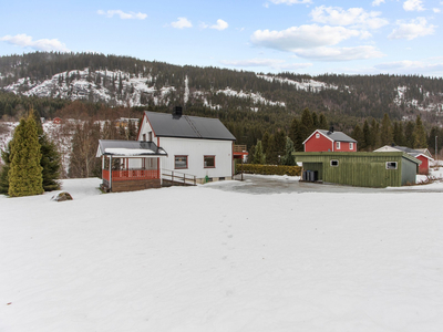 Enebolig med garasje og frittstående bod/vedskjul. Relativt flat tomt. - Nær butikk, skole, idrettsanlegg.