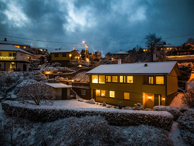 Enebolig med innredet underetasje og en fantastisk utsikt | Garasje | Kort avstand til skole og barnehage.