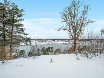 Enebolig med panorama utsikt til Tønsbergfjorden. Oppussingsobjekt. Dobbel garasje. Masse sol. 2 bad. 3 soverom.