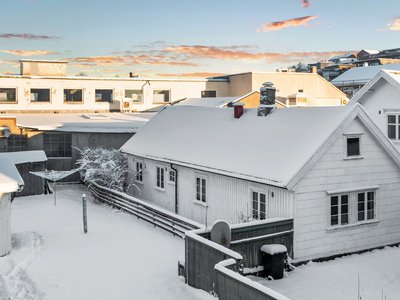 Enebolig med restaureringsbehov sentralt i byen!