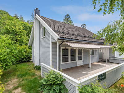 Enebolig over to plan, solrik terrasse og garasje med tilhørende bod. Tre soverom, 2 stuer og 2 bad.