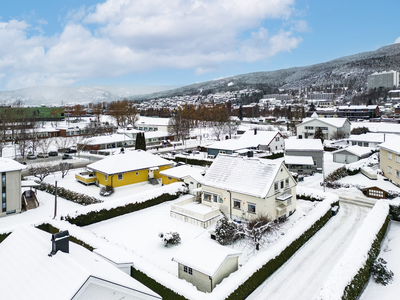 Enebolig sentralt på Åssiden med 4 soverom, garasje og carport - 150 m til barneskole, barnehage og elvestien med park -