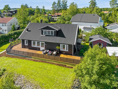 Familievennlig enebolig | Barnevennlig | Solrik hage | Nærhet til badestrand, turormåder, barnehage og skoler.