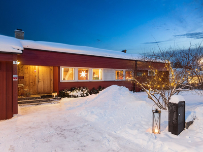 Flott arkitekttegnet enebolig m/ bergvarme - Solrik og usjenert tomt - 4 sov - 2 stuer- 2 bad - Carport og garasje