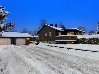 Frittliggende enebolig med 1,14 mål tomt | Gode solforhold | Garasje | Nær kollektivt, butikk og skoler