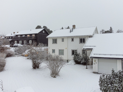 Godt beliggende halvpart med tilbygg og garasje. Nyere baderom. Blindgate. Oppussingsobjekt.