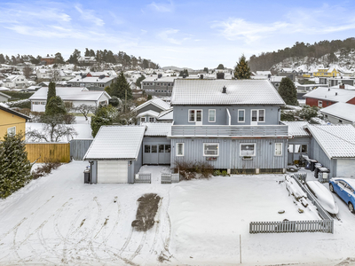 Halvpart av tomannsbolig - Skjermet hage - 3 Soverom - Solrikt - Kjellerstue