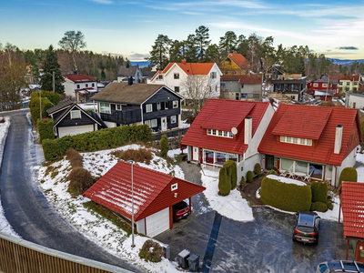 Halvpart av vertikaldelt tomannsbolig fra 2000 - rett ved Kolbotn sentrum - solrik uteplass - garasje og carport