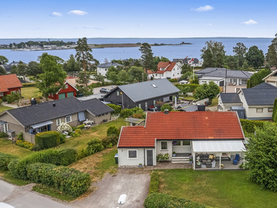 Husvikåsen; Innholdsrik og tiltalende enebolig m/romslig og solrik tomt | kort vei til sjø, strand og skole