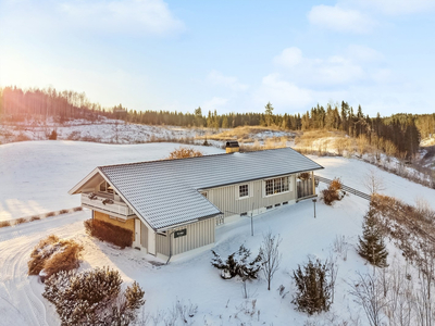 Innholdsrik enebolig i landlige omgivelser | Garasje | Overb. terrasse | Solrik og skjermet tomt | Vannbåren jordvarme