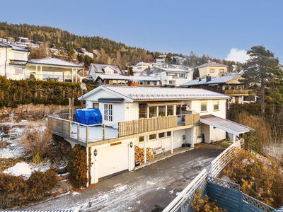 Innholdsrik enebolig med barnevennlig beliggenhet | 3 soverom | Solrik tomt og flott utsikt | Garasje og carport