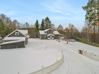 Innholdsrik enebolig på stor skjermet tomt | Dbl. garasje | Carport | Stor terrasse | Solrikt | Barnevennlig