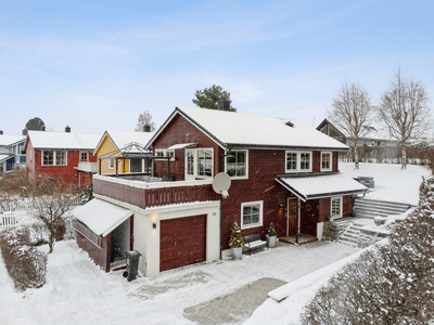 Innholdsrik familiebolig med populær beliggenhet på Sunnland - Solrik veranda - Garasje