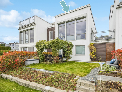 Innholdsrik funkisbolig i rekke over 2 plan | 2 bad | 3 soverom | Terrasse | Fjordutsikt | Carport | Pen solrik tomt