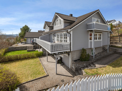 Innholdsrik halvpart av tomannsbolig (vertikaldelt) med flott utsikt | 4 soverom & 2 stuer | Sørvendt terrasse | Garasje