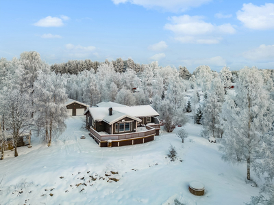 Innholdsrik og påkostet familiebolig på romslig tomt | Enorm terrasse og dobbel garasje | Landlig på Vallset.