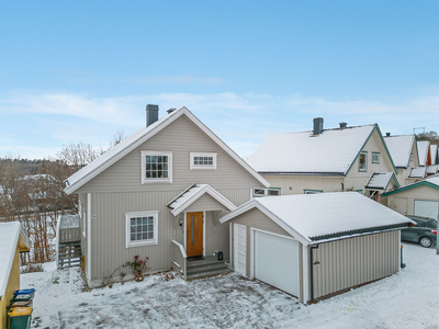 Innholdsrik og trivelig enebolig med moderniseringsbehov. Stor terrasse med gode solforhold. Garasje.