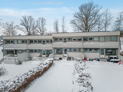 Innholdsrik, sydvendt og solrik familie-/rekkehusbolig i 3 plan med egen el-bil lader, barnevennlig hage og garasje