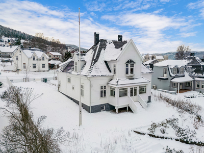 Klassisk herskapelig villa med sentrumsnær beliggenhet i rolig blindvei. Flotte detaljer og god innvendig takhøyde.