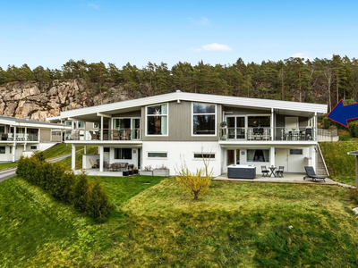 Svært pen, innholdsrik og moderne halvpart av tomannsbolig oppført i 2017. Carport. Sjønært i sjarmerende Sponvika!