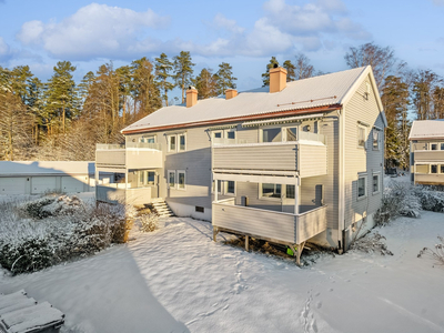 Lys leilighet i 2. etasje med 3 soverom, solrik balkong og garasje