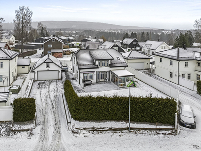 Lys og innbydende enebolig fra 2012 | Dobbelgarasje | Flotte og solrike utefasiliteter | Meget barnevennlig beliggenhet