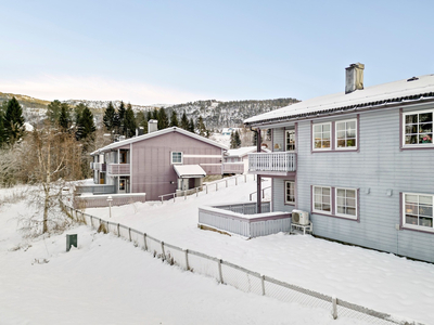 Lys og praktisk 3-roms leilighet med terrasse og lave felleskostnader. Varmepumpe og vedfyring. Utvendig bod.