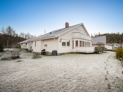 Meget romslig og velholdt enebolig | Utleiedel| Dobbel garasje | Meget solrikt | Barnevennlig