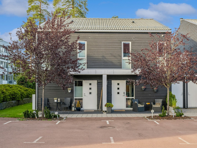 Moderne og høy standard - Barnevennlig område - Carport m/billader + biloppstillingsplass - Innglasset vinterhage