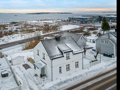 Modernisert enebolig med solrik hage, stilrent og moderne kjøkken.